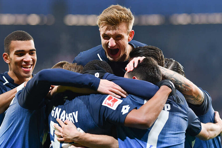 Die Hoffenheimer brechen nach dem 2:0 in Jubel aus.