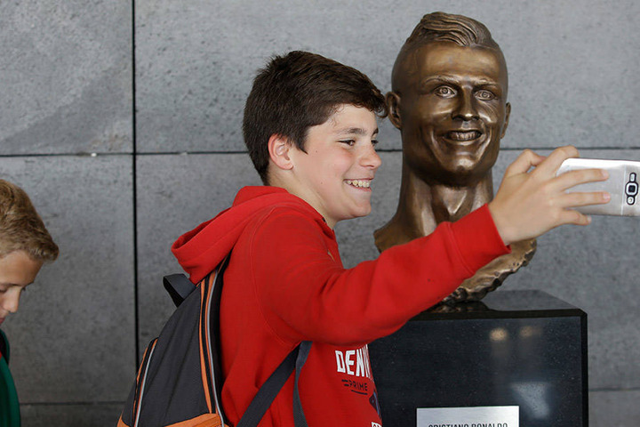 Die Fans knipsten fleißig Fotos mit Ronaldos Büste.