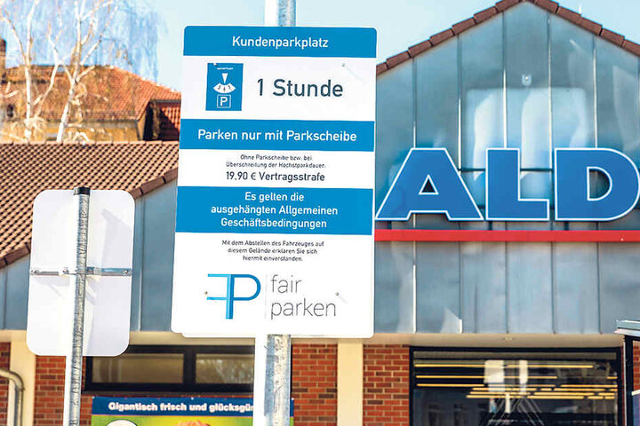 Gut sichtbare Schilder auf den Parkplätzen warnen Kunden vor der 19,90 Euro
hohen „Vertragsstrafe“.