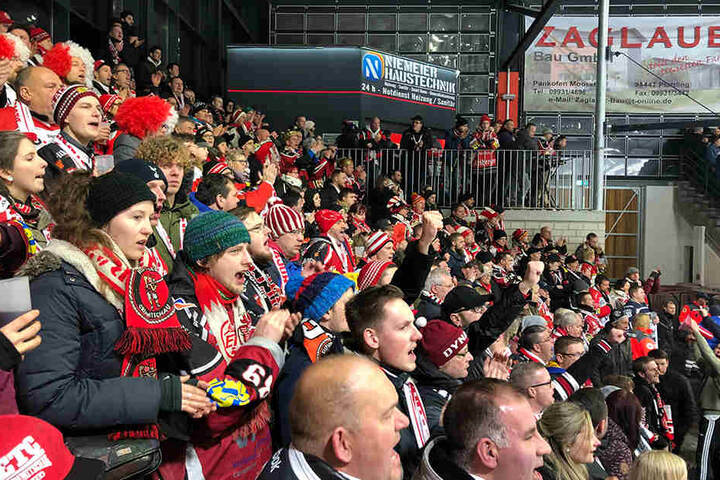 Dann ging das Spiel in der Eissporthalle an der Trat endlich los! Blick in die Kurve der Eispiraten-Fans.
