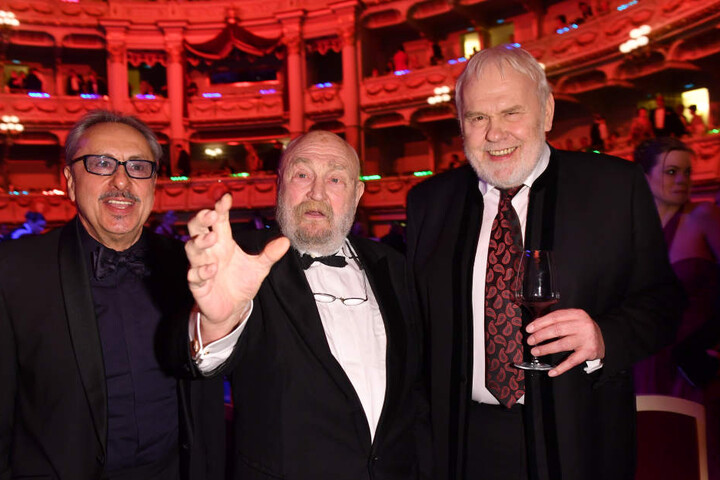 2017, beim 12. SemperOpernball in Dresden, Rolf Hoppe mit Wolfgang Stumph (li.) und Gunther Emmerlich (re.)