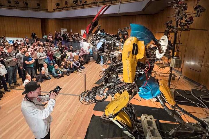 Robo-Mukke: Die Band "The One Love Machine" tritt auf dem "Maker Faire" auf.
