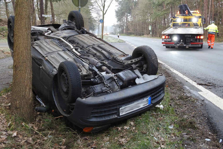 Der Fahrer konnte sich aus seinem Wrack befreien.