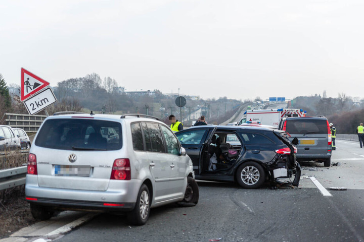 Zeitweise waren alle drei Autobahnspuren gesperrt.