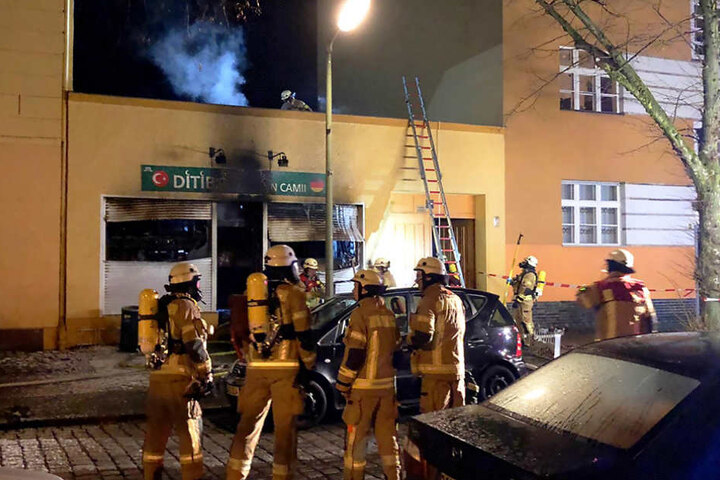 Die Einsatzkräfte brachten nach rund einer Stunde das Feuer in Koca Sinan Camii-Moschee unter Kontrolle.
