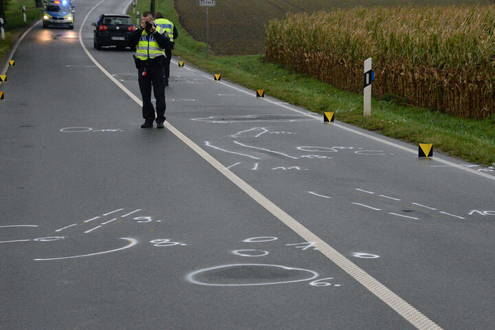 Die Polizei sperrte knapp drei Stunden die Unfallstelle und sicherte Spuren.
