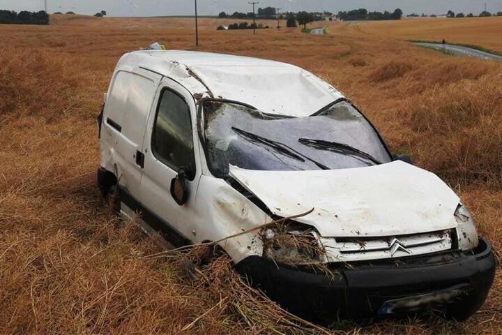 Der Wagen überschlug sich und kam schließlich in einem Rapsfeld zum Stehen.