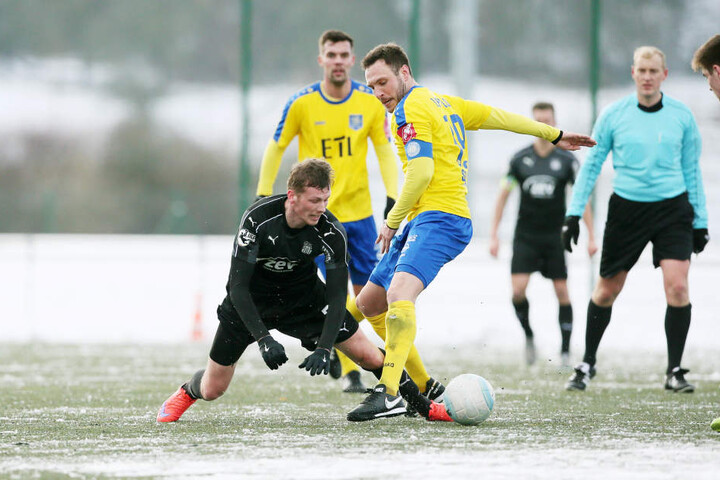 Oliver Genausch (Zwickau) und Ronny Surma (r., Lok Leipzig)