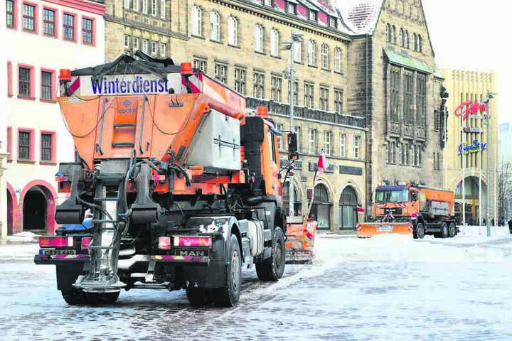 Winterdienstfahrzeuge beim Schneeschieben auf dem Chemnitzer Marktplatz.