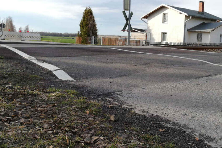 Die andere Seite des Bahnübergangs "Am Waldwinkel". Der ist geblieben, wie er war.