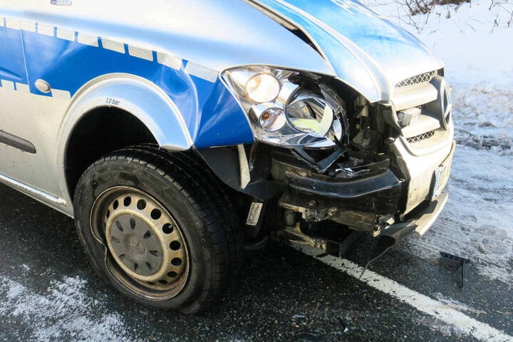 Der Streifenwagen wurde auf der Beifahrerseite beschädigt.