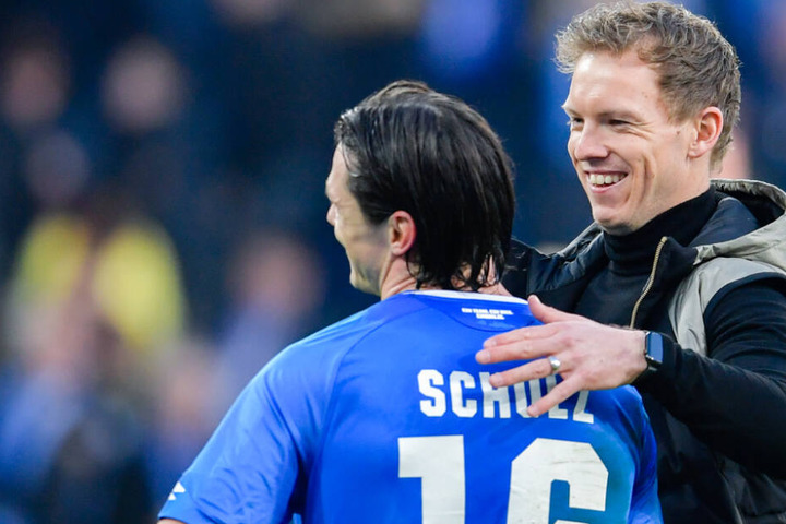 Hoffenheim-Coach Julian Nagelsmann (rechts im Bild) herzt Außenverteidiger Nico Schulz.