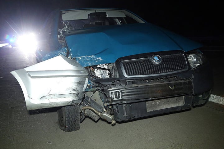 Im demolierten Skoda klemmt nach dem Crash der Kotflügel des Opel.