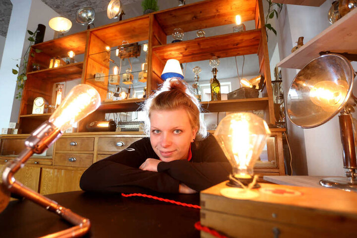 Ein helles Licht in dunkler Nacht: Designerin Franziska Dörner (23) hat in der Theaterstraße in Chemnitz nun ihren eigenen Laden.