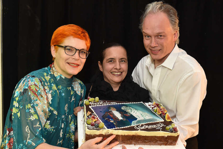 Glückwünsche für die Zukunft. Katrin Koch (l.) und Sabine Dietmann von der Morgenpost gratulierten mit einer schmackhaften Torte André Sarrasani zum Geburtstag.