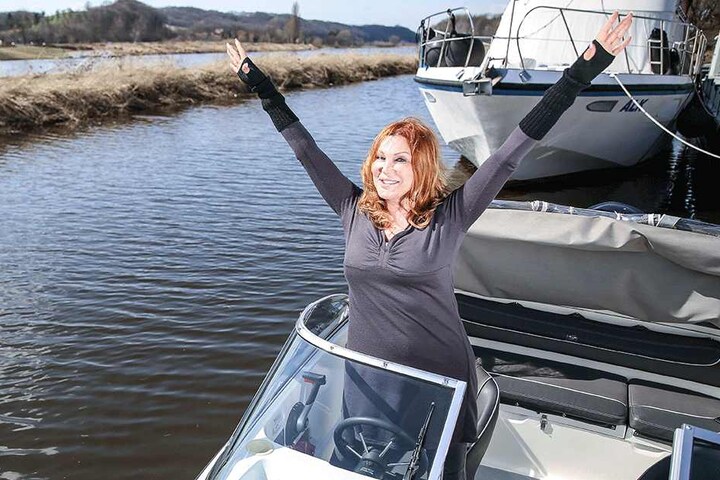 Zora Schwarz reißt die Arme hoch und jubelt - Motorboot fahren ist gar nicht so schwer!