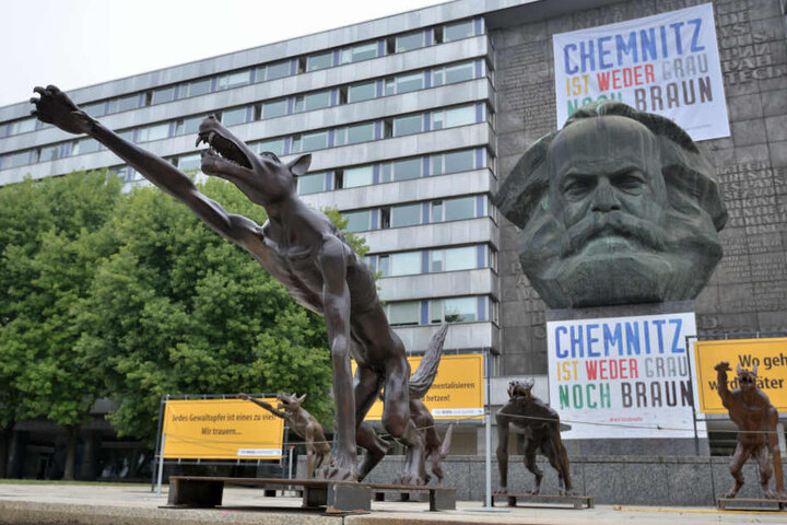 Zehn Bronzewölfe stehen bei dem eintägigen Projekt vor dem "Nischel".