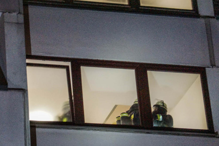 Einsatzkräfte drangen mit Atemschutzausrüstung ins Gebäude vor.