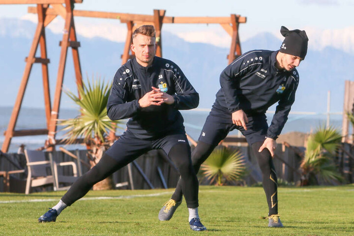Mitttelfeldspieler Maximilian Oesterhelweg (l., mit Torjäger Philipp Hosiner) trainierte in der Türkei fleißig mit. Ob er verpflichtet werden kann, ist offen.