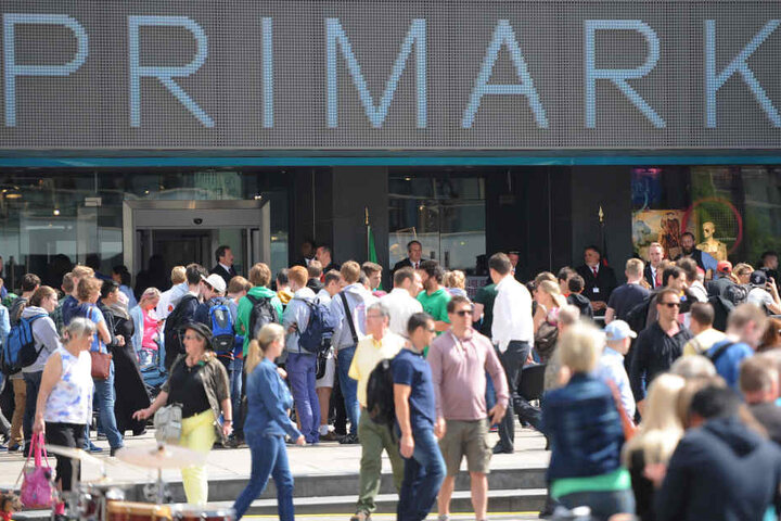 Riesiger Andrang bei der Primark-Eröffnung im Juli 2014 auf dem Berliner Alexanderplatz.