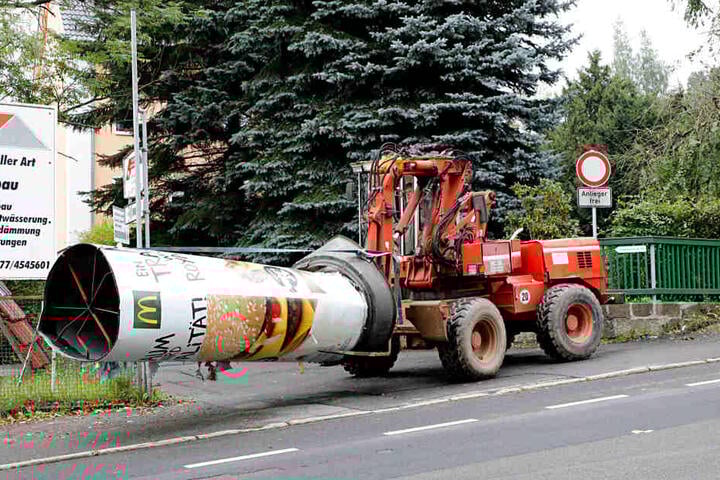 Die Litfaßsäule landete vor der Einfahrt eines Bereitschafts-Betriebes - dessen Mitarbeiter sie sofort von der Straße entfernten.