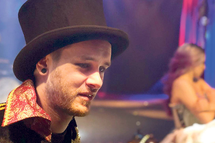 Antiheld-Sänger Luca Opifanti beim Dreh auf der Showbühne im Sarrasani-Zelt.