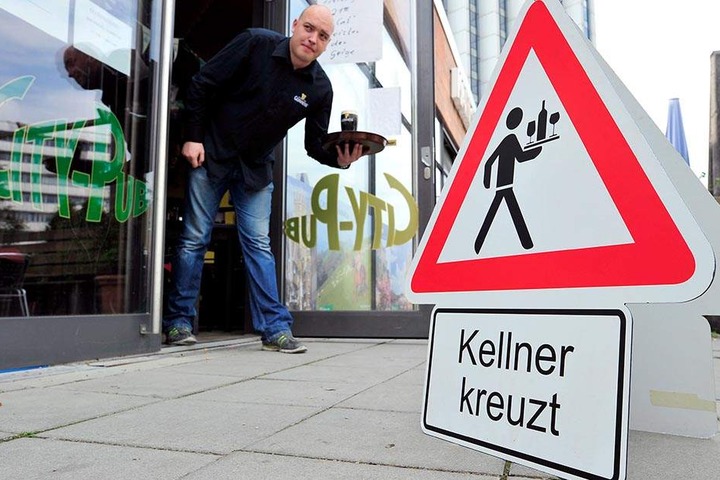 Mark Bauer (35) vom "City Pub" sucht dringend Aushilfen.