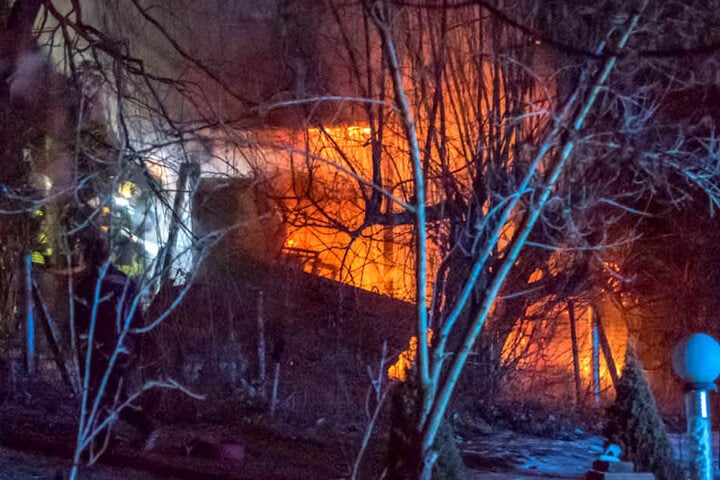 Als die Feuerwehr eintraf, brannte das Gebäude bereits lichterloh.