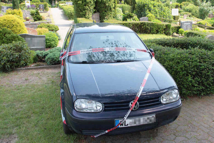 Das Auto fuhr auf seiner Irrfahrt auf einen Stein auf.