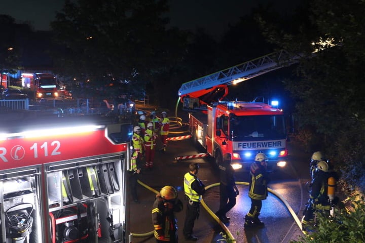 Die Kölner Feuerwehr am Donnerstagabend im Einsatz.
