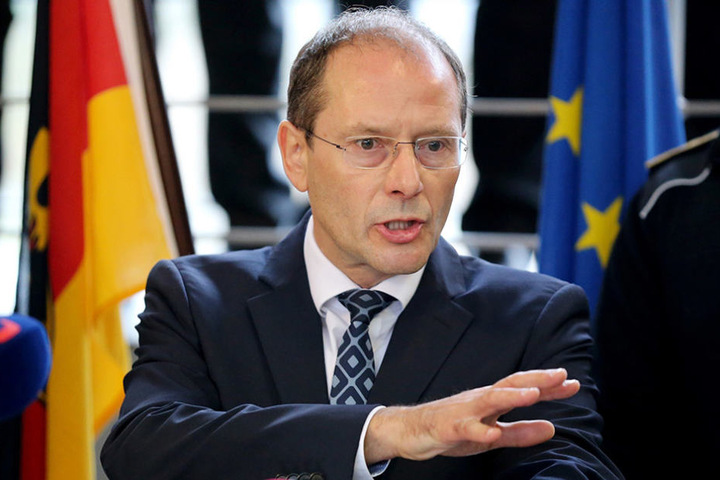 Innenminister Markus Ulbig übergab die am Dienstag die Bescheide.