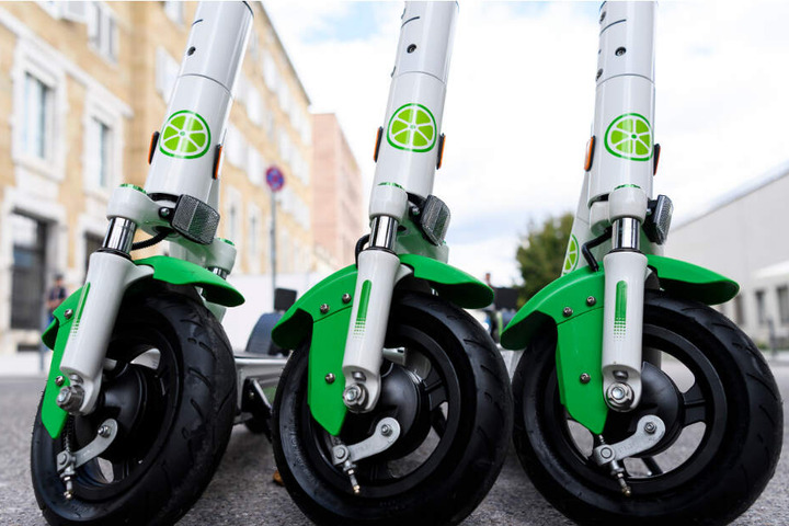 E-Tretroller des Anbieters Lime stehen in der Stuttgarter Innenstadt.