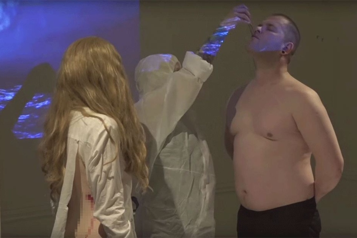 Das gebratene Fleisch wird den Performern "gefüttert".