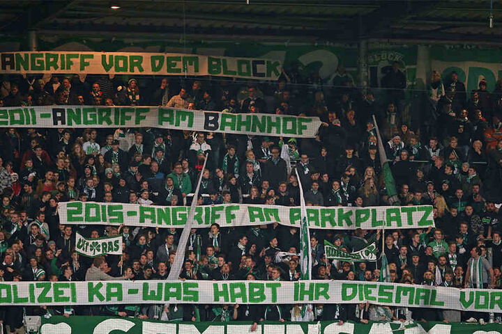 Die Transparente auf der Fürther Seite waren an die Karlsruher Polizei gerichtet.