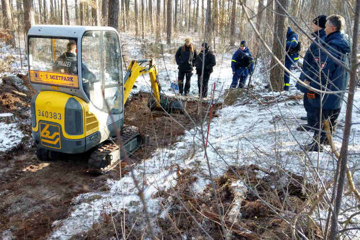 Die Polizei sucht mithilfe eines Baggers in einem Wald bei Bergen an der Dumme nach der vermissten Katrin Konert.