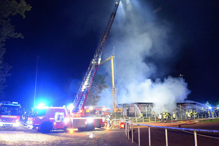 Fast 100 Feuerwehrmänner waren vor Ort im Einsatz.