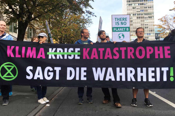 "Sagt die Wahrheit", stand auf einem der Transparente der Protestierenden.
