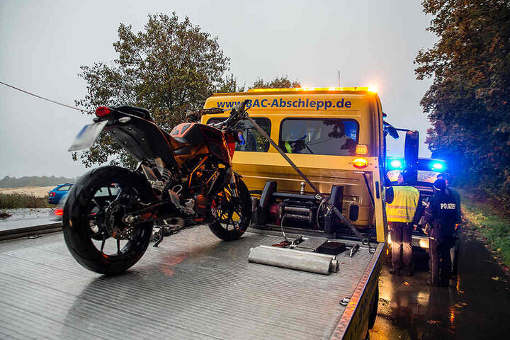 Das Motorrad musste nach den Unfall abgeschleppt werden.