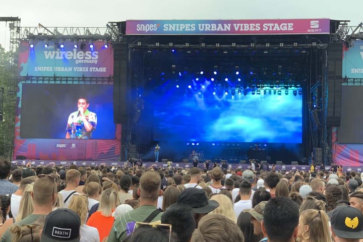Bunt, bunter, G-Eazy! Der US-Rapper fiel jedoch nicht nur durch sein gewagtes Outfit auf.