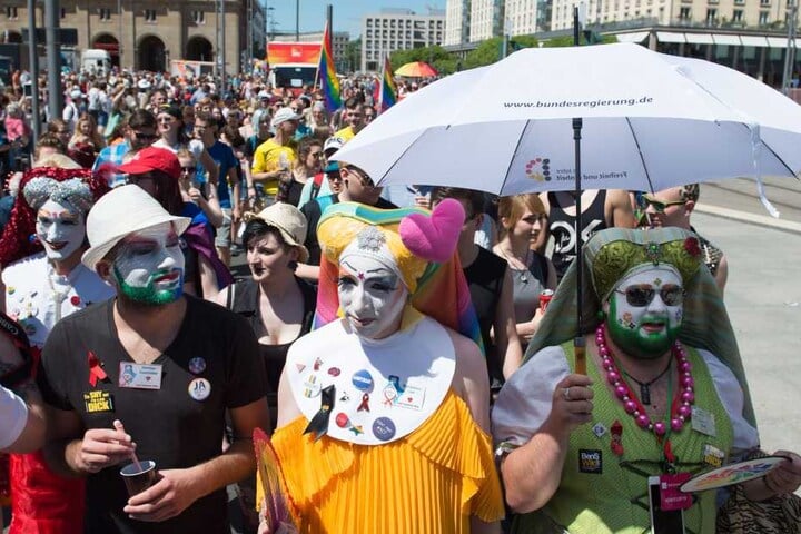 Bei bestem Wetter feierten Lesben, Schwule, Bixsexuelle, Transgender und ihre heterosexuellen Unterstützer für gleiche Rechte und Toleranz.