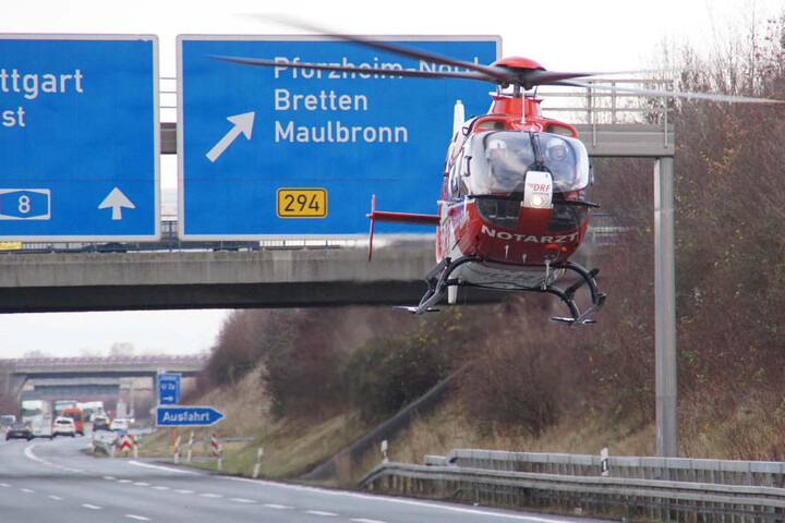 Damit ein Rettungshubschrauber landen konnte, musste die Fahrbahn komplett gesperrt werden.