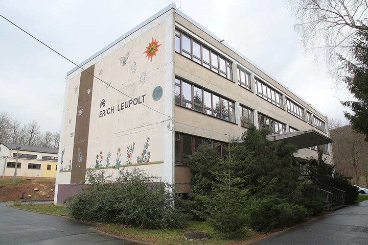 Die Grundschule in Mühlbach muss saniert werden. Weil dafür das Trinkwasser abgeklemmt wird, müssen die Grundschüler ins Feuerwehrhaus umziehen.