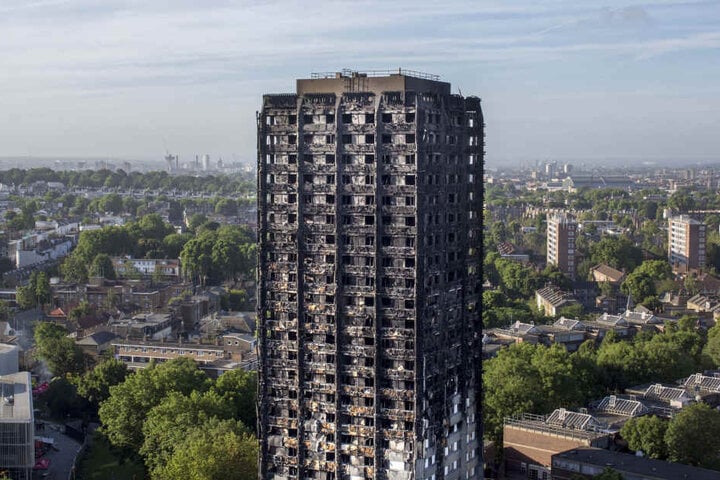Noch immer sind Rettungskräfte in dem abgebrannten Sozialbau im Stadtteil Kensington im Einsatz.