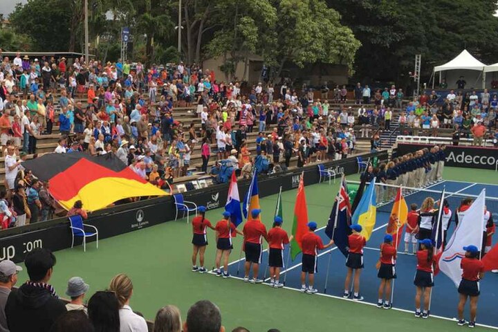 Die Deutsche Tennisspielerin Andrea Petkovic (r) zeigt beim Absingen der Nationalhymne bei der Fed-Cup Begegnung gegen die USA in Lahaina (USA) auf die deutschen Fans.