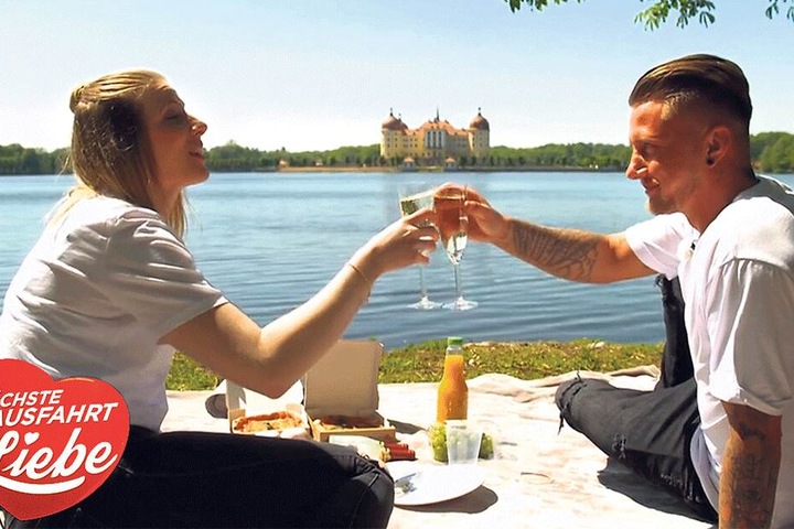 Romantisches Picknick vor der Kulisse von Schloss Moritzburg: Der Drehtermin mit Julia und Kevin (beide 27) lag bereits im Mai.