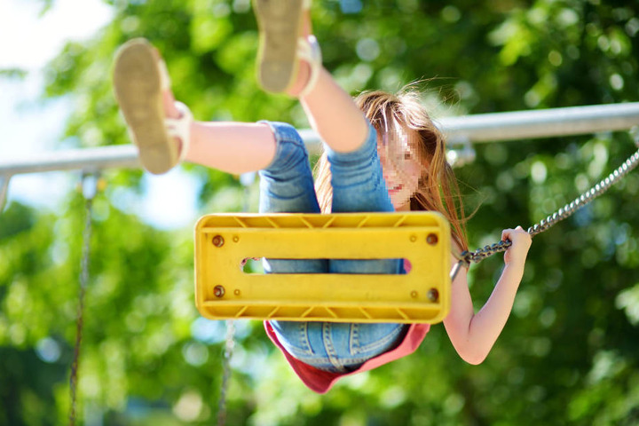 Auf einem Spielplatz sollten Kinder eigentlich sicher sein. (Symbolbild)