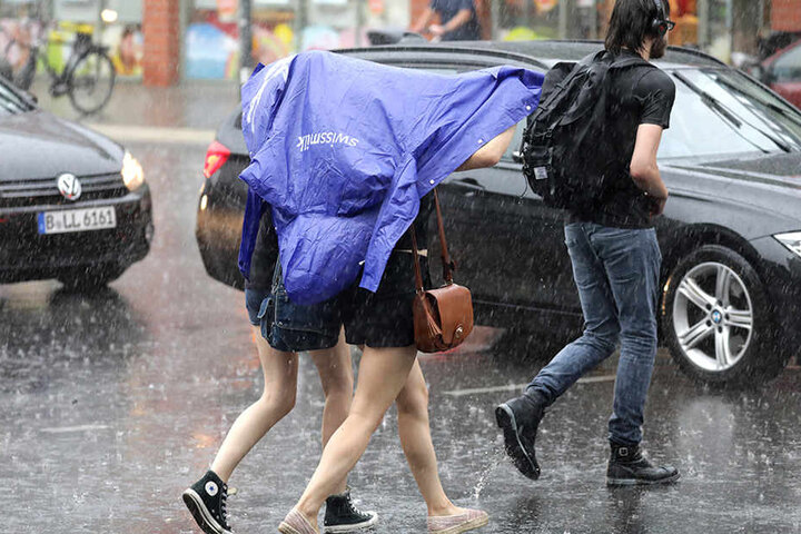 Es reichten wenige Sekunden aus, um von oben bis unten nass zu werden. Der starke Wind erschwerte die Sache, sich vor dem Regen zu schützen.