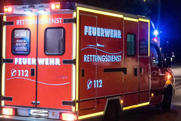 Der Zeitungsbote musste zur ambulanten Behandlung in ein Krankenhaus gebracht werden. (Symbolbild)
