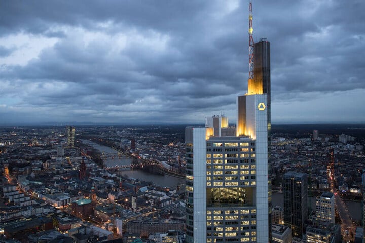 Der Commerzbank-Tower ragt über Frankfurt.