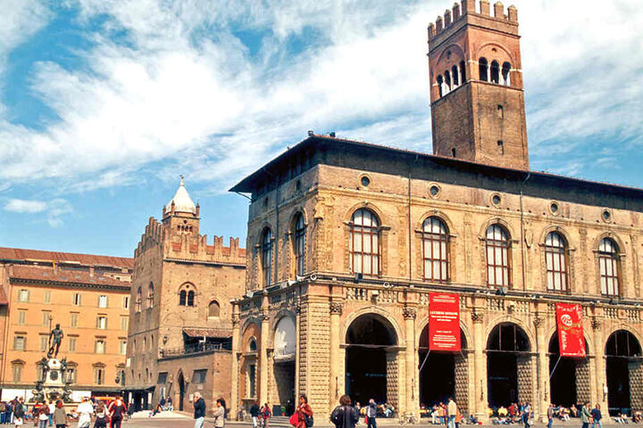 Eigentlich sollte ein Flieger mit Reisenden nach Florenz gelangen. Doch auch Bologna ist ja ein angenehmes und beliebtes Reiseziel.